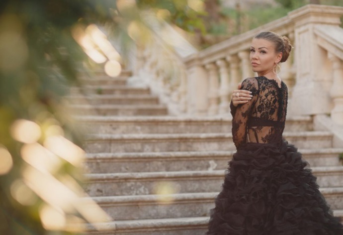 Krajka vypadá i na zralých ženách noblesně, stylově a elegantně. Nejlépe vynikne v černé a bílé barvě.
