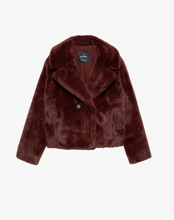 Bordó kožešinová bunda s límcem, PULL&BEAR, 999 Kč
