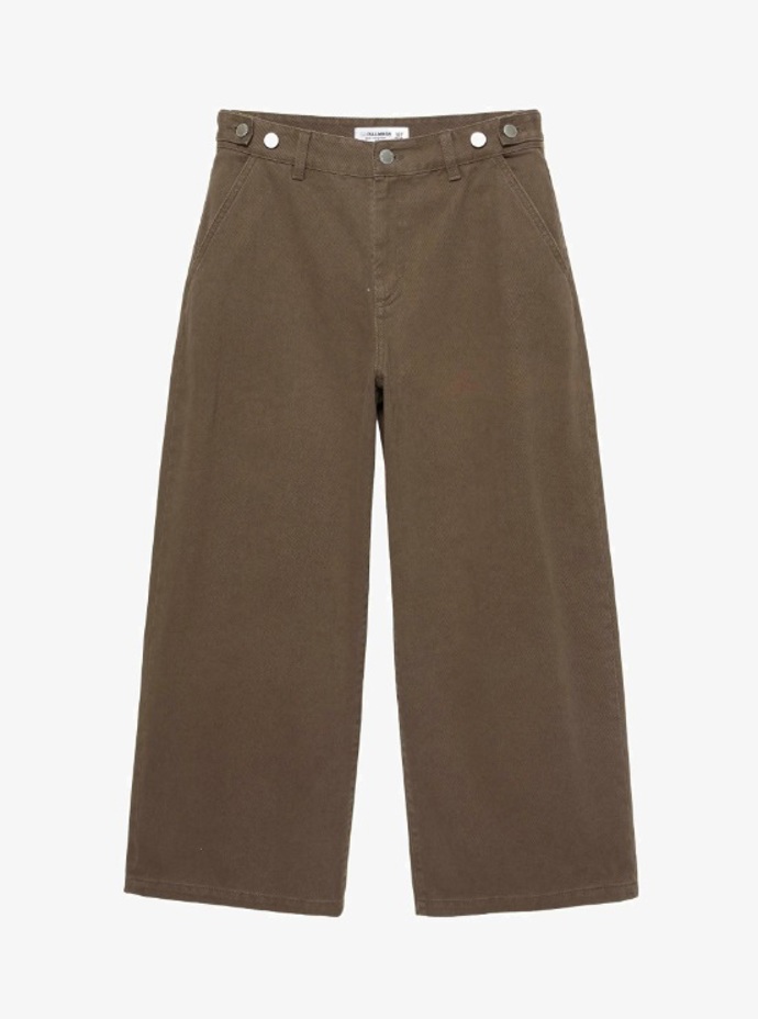 Hnědé široké džíny, PULL&BEAR, 849 Kč
