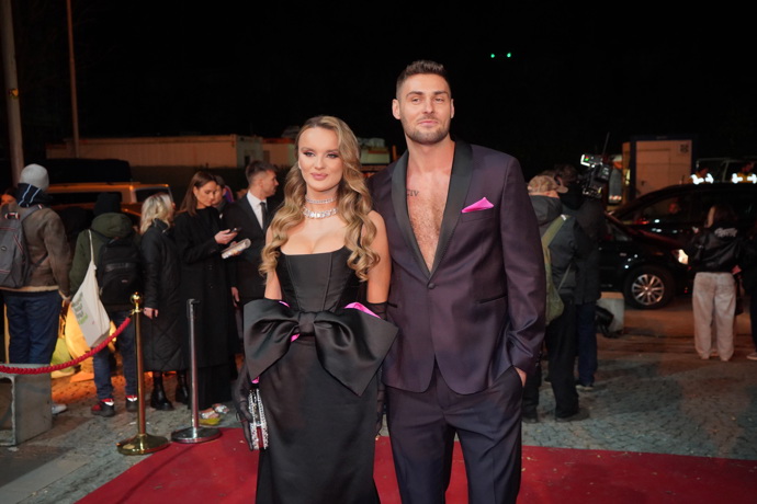 Influencerka a účastnice Love Islandu 2024 Kristina Viglaská zvolila černé šaty se zajímavým detailem.
