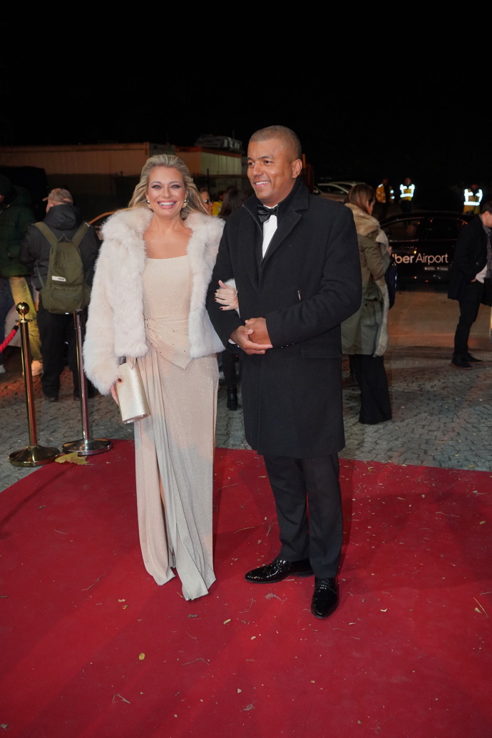 Lucie Borhyová a Rey Koranteng. Zejména moderátorka ukazuje, jaký svrchník je optimální k dlouhým, společenským šatům.
Lucie Borhyová a Rey Koranteng. Zejména moderátorka ukazuje, jaký svrchník je optimální k dlouhým, společenským šatům.