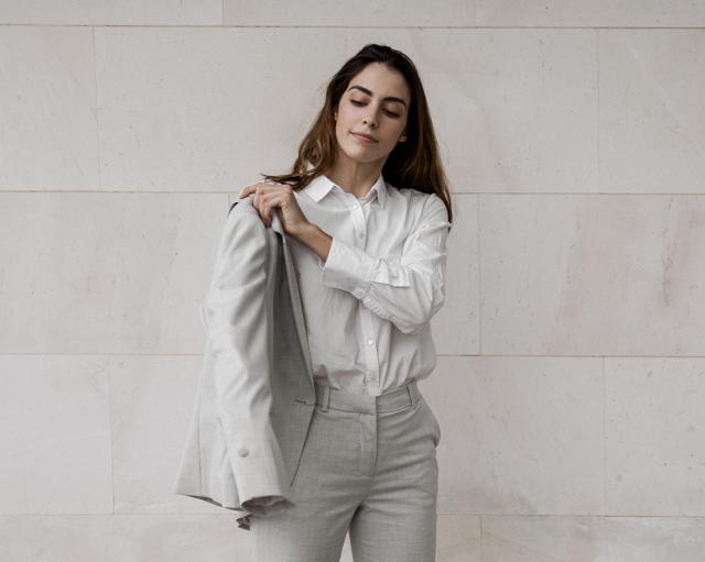 žena v minimalistickém outfitu