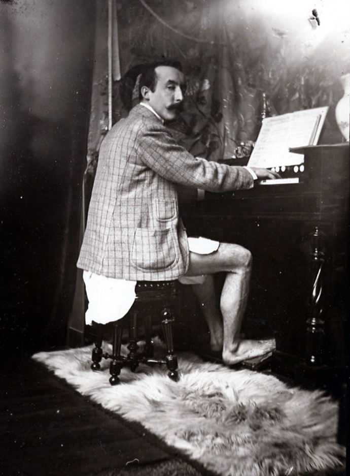 Paul Gauguin na snímku pořízeném kolem roku 1895 hraje na harmoniku v ateliéru Alfonse Muchy v Paříži. Zajímavostí je, že právě Alfons Mucha, český malíř a grafik z období secese, je autorem fotografie.
