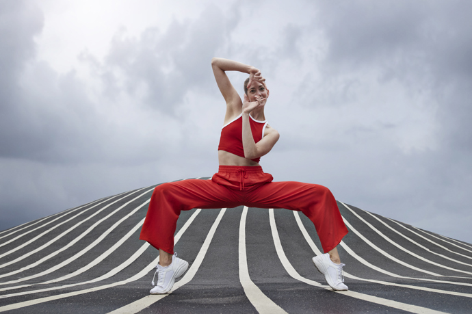 Sportovní styl, který byl ještě nedávno spíše záležitostí volného času, se stává jedním z největších trendů sezony. Kombinuje pohodlí s elegancí a nabízí ženám možnost vypadat moderně, aniž by musely dělat kompromisy mezi stylem a komfortem.
