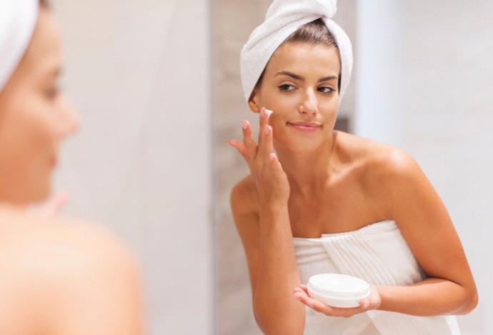 Ráno je nejlepší nanášet pleťové krémy s SPF, které pleť chrání v průběhu celého dne. Jak v létě, tak i v zimě. 
