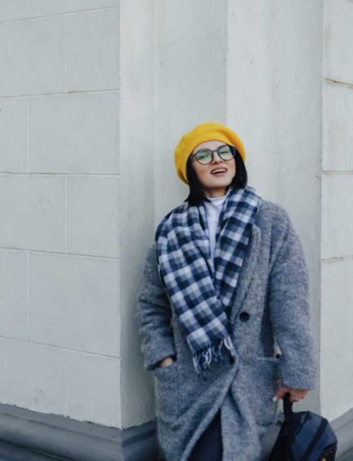 Chcete si i v zimě užívat pestrých outfitů? Kombinujte maxi kabáty s barevnými doplňky. 
