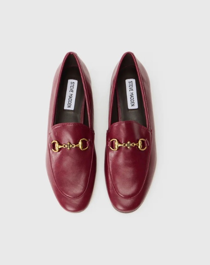 Bordó mokasíny se zlatou přezkou, Steve Madden, 2 770 Kč
