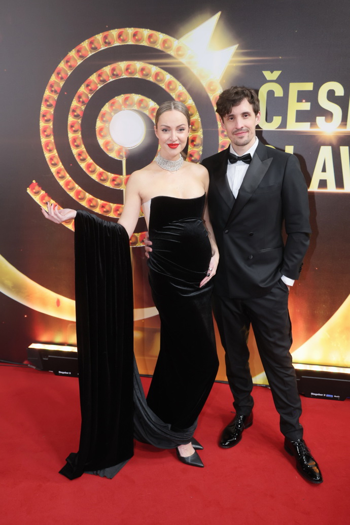 Čestmír Strakatý dorazil na gala Českého slavíka s manželkou. Oba zvolili černý outfit
