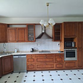 Takto vypadala kuchyně těsně před renovací. Stará, ale z kvalitního masivního dřeva.
Takto vypadala kuchyně těsně před renovací. Stará, ale z kvalitního masivního dřeva.