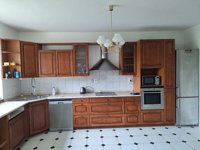 Takto vypadala kuchyně těsně před renovací. Stará, ale z kvalitního masivního dřeva. 
