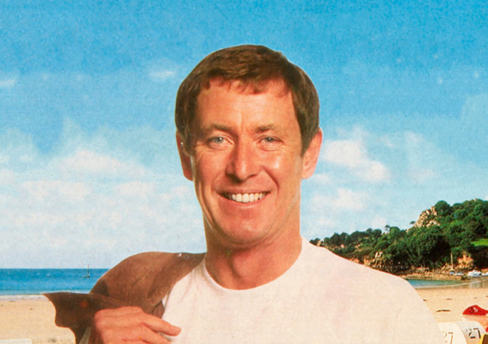 Herec John Nettles na snímku z osmdesátých let. Fotografie pochází z reklamního spotu na ostrov Jersey.
Herec John Nettles na snímku z osmdesátých let. Fotografie pochází z reklamního spotu na ostrov Jersey.