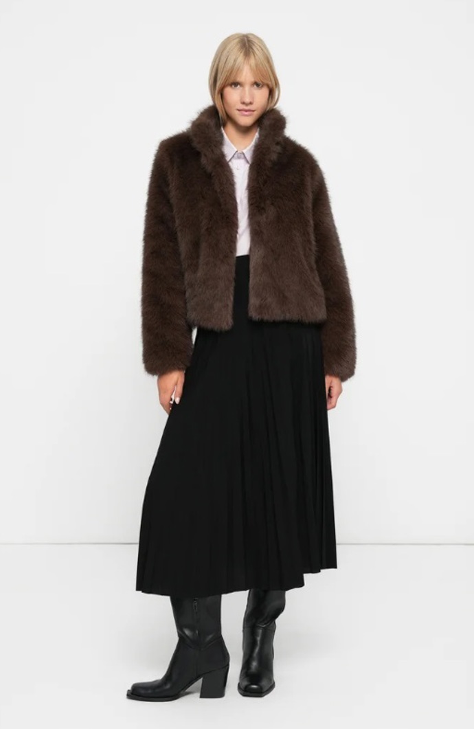 Kožešinová bunda v čokoládově hnědém odstínu, Vero Moda, 1 680 Kč
