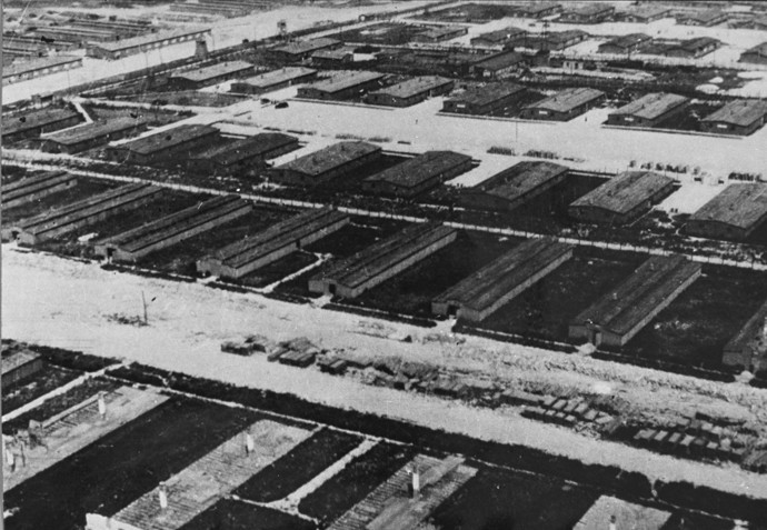 Letecký snímek koncentračního tábora Majdanek ze dne 24. června 1944.
Letecký snímek koncentračního tábora Majdanek ze dne 24. června 1944.