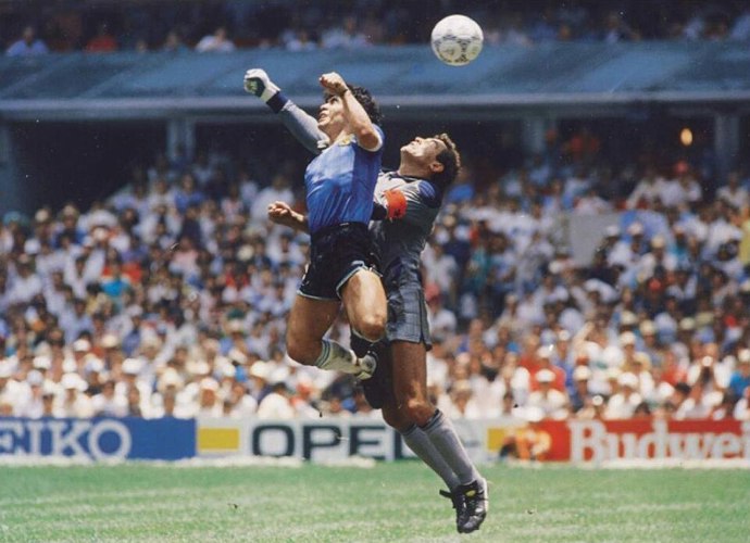 Diego a jeho legendární „ruka boží"
Diego a jeho legendární „ruka boží"