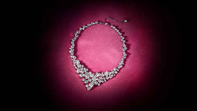 Náhrdelník Constella, Swarovski x Ariana Grande, 11 000 Kč
