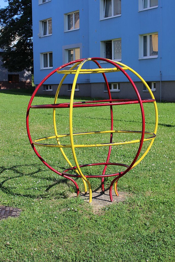 Prolézačka zvaná zeměkoule byla součástí snad každého hřiště. Některé modely měly dokonce dřevěná sedátka.
Prolézačka zvaná zeměkoule byla součástí snad každého hřiště. Některé modely měly dokonce dřevěná sedátka.