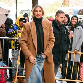 Supermodelka Gisele Bündchen si vyrazila v denimové sukni, kterou doplnila vlněným kabátem ve velbloudím odstínu, hřejivým černým rolákem a populárními slouchy kozačkami. 
