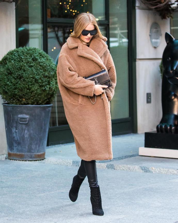 Inspirovat se můžete také u anglické modelky Rosie Huntington-Whiteley. Ta vsadila na huňatý umělý kožíšek, který je letos trendy, a doplnila jej jednoduchými koženkovými kalhotami a nízkými kozačkami na podpatku, které efektivně prodlužují nohy. 

