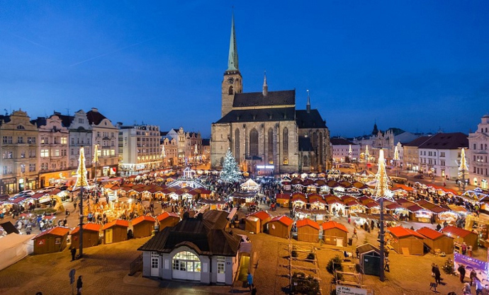 Rozzářené centrum Plzně, ve vzduchu vůně punče i kaštanů. Zde se naladíte na svátky dokonale.
Rozzářené centrum Plzně, ve vzduchu vůně punče i kaštanů. Zde se naladíte na svátky dokonale.