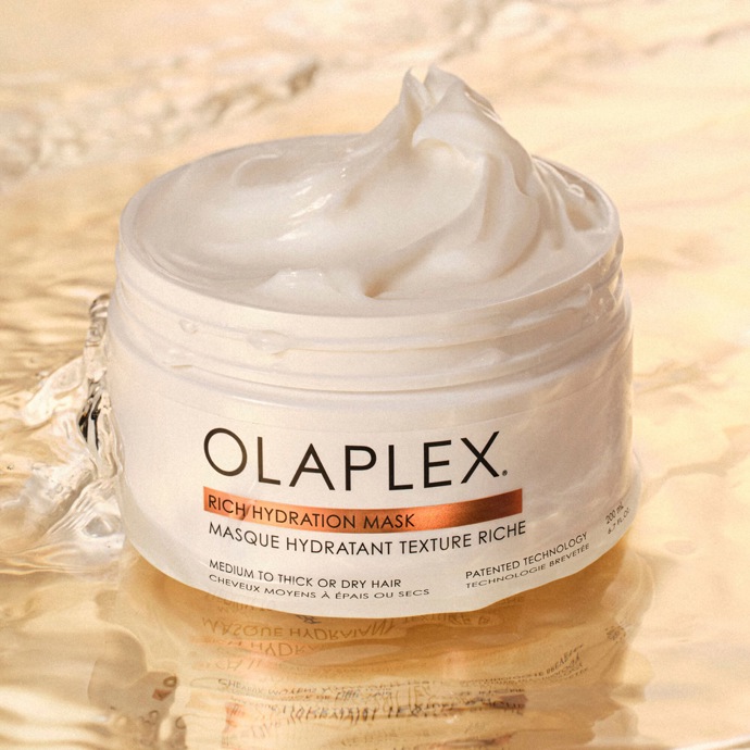 Maska na vlasy, Olaplex, 1100 Kč
Maska na vlasy, Olaplex, 1100 Kč