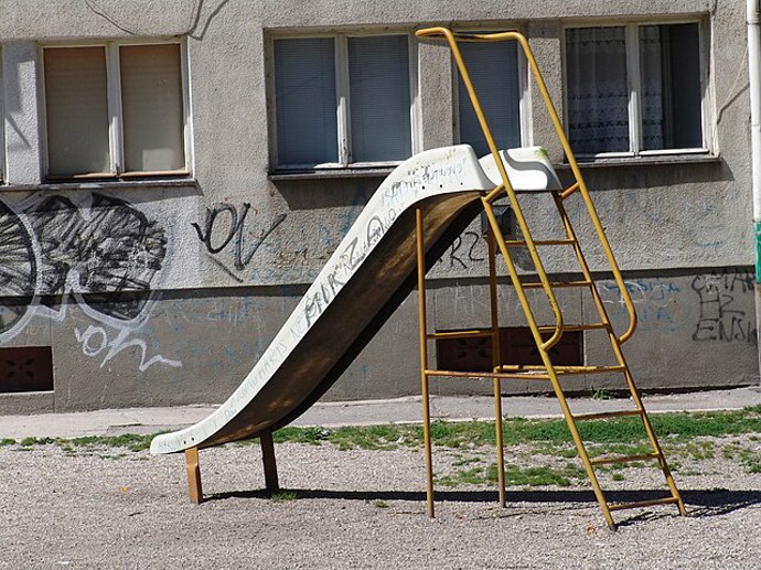 Staré skluzavky byly často od sluníčka rozpálené tak, že se na nich nedalo klouzat.
Staré skluzavky byly často od sluníčka rozpálené tak, že se na nich nedalo klouzat.