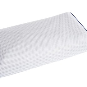 Polštář MagniStretch, Magniflex, 3 690 Kč (vel. M)

Polštář z kolekce MagniStretch využívá patentovanou technologii jako stejnojmenná matrace, která je nejprodávanější kolekcí značky Magniflex. Tato technologie funguje na jednoduchém principu, kdy využívá váhu hlavy a krku k protažení krční páteře. Speciální průřezy zajišťují jemné protažení meziobratlových plotének cervikální páteře a krčních svalů během spánku. Tím se uvolňuje svalové napětí, což napomáhá ke kvalitnějšímu a ničím nerušenému spánku. Patentovaná paměťová pěna Memoform a ortopedická pěna Eliosoft podepřou hlavu a krk tak, aby páteř zůstala v rovině a mohla maximálně využít čas spánku pro komplexní regeneraci. Pěna se okamžitě navrací do původního tvaru, takže se nemusíte obávat proležení nebo příliš pomalého navracení. Potah polštáře je vyroben z inovativní tkaniny MagniCool s 3D větracím lemem, který zajišťuje vysokou prodyšnost a dynamické snížení teploty pro rychlejší usnutí a hlubší spánek. Všechny materiály použité pro výrobu polštáře MagniStretch jsou certifikovány OEKO-TEX, který je zárukou zdravotní nezávadnosti, a tudíž jsou vhodné i pro citlivou pokožku. 
