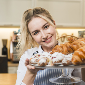 Paní Natašu dělalo skutečně šťastnou pečení. Sladkých dezertů, dortů a dalších dobrot. Pekla doma, později pro své přátelé a občas někoho dalšího. Skutečně byla šťastná jen v kuchyni.
