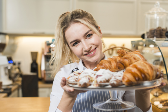 Paní Natašu dělalo skutečně šťastnou pečení. Sladkých dezertů, dortů a dalších dobrot. Pekla doma, později pro své přátelé a občas někoho dalšího. Skutečně byla šťastná jen v kuchyni.
Paní Natašu dělalo skutečně šťastnou pečení. Sladkých dezertů, dortů a dalších dobrot. Pekla doma, později pro své přátelé a občas někoho dalšího. Skutečně byla šťastná jen v kuchyni.