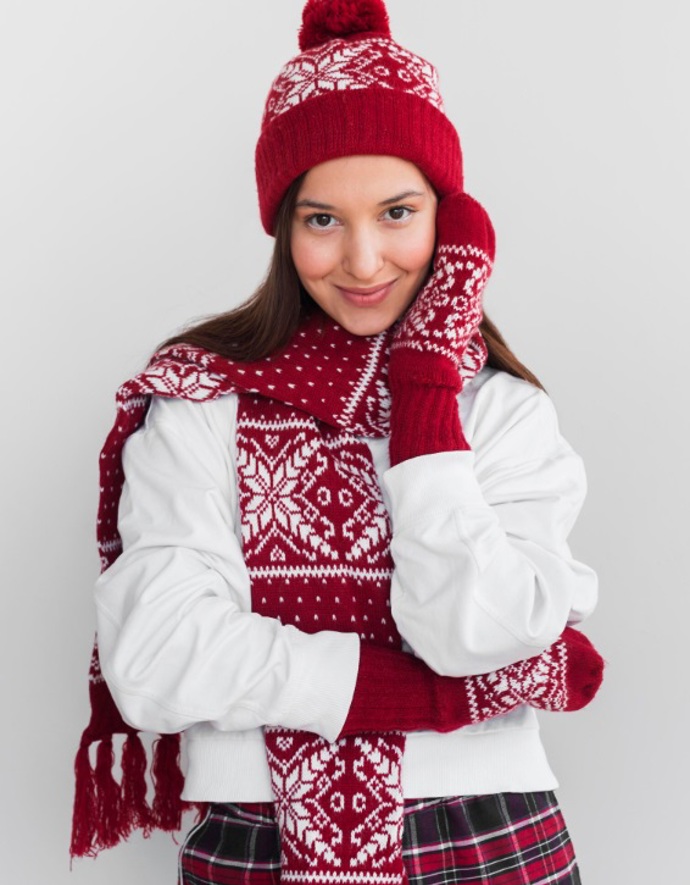 Hojně rozšířené jsou také zimní doplňky s norským vzorem. Šály, čepice i rukavice ozvláštní každý outfit. 
