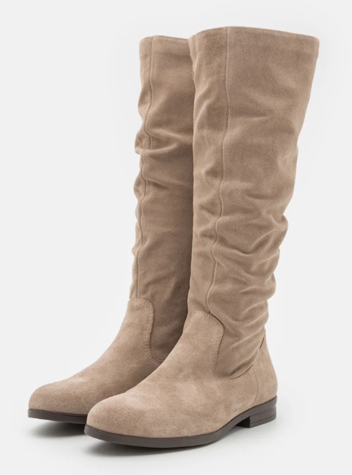Slouchy kozačky na rovné podrážce, Tamaris, 2 999 Kč
