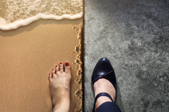 Chůze naboso versus v botách? Ne, už i v zimních měsících si ji můžete simulovat díky barefoot obuvi
