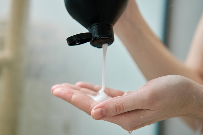Není třeba používat velké množství šamponu. Obvykle stačí dávka o velikosti lískového oříšku. 
