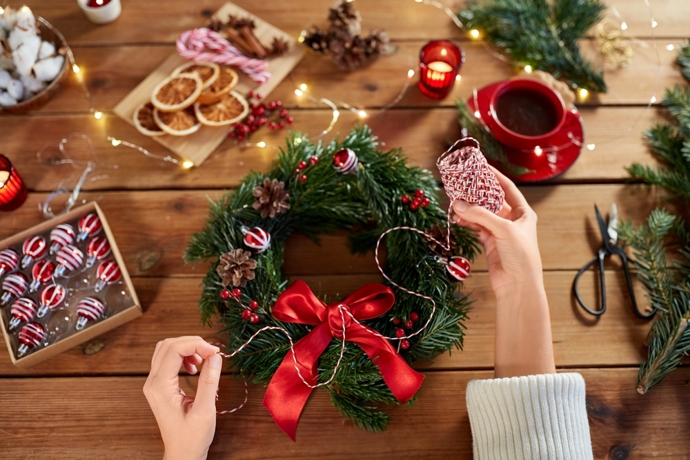 Adventní věnec s červenou mašlí a voňavými surovinami které ke svátkům prostě patří
Adventní věnec s červenou mašlí a voňavými surovinami které ke svátkům prostě patří