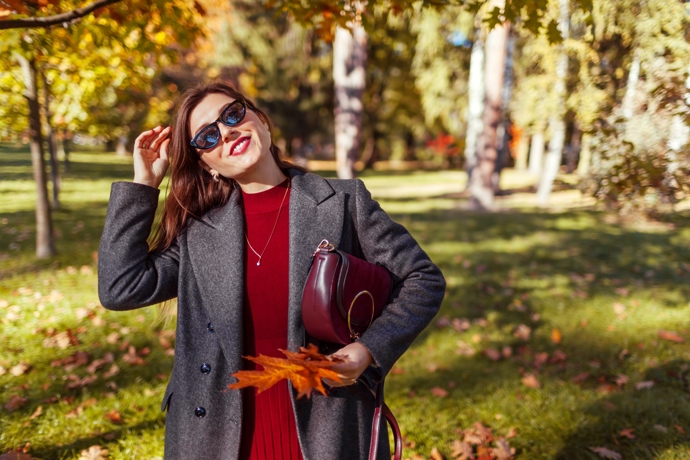 Šedý kabát v kombinaci s bordó pletenými šaty tvoří svěží a přitom elegantní outfit, ve kterém můžete vyrazit do města i do práce. 
