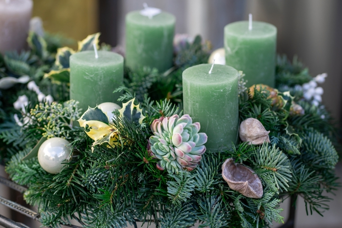 Zelený adventní věnec se sukulentem jako nečekaný detail
Zelený adventní věnec se sukulentem jako nečekaný detail