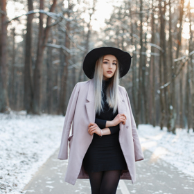 Krátké šaty vypadají skvěle v kombinaci s oversized sakem, které končí ve stejné linii. 
