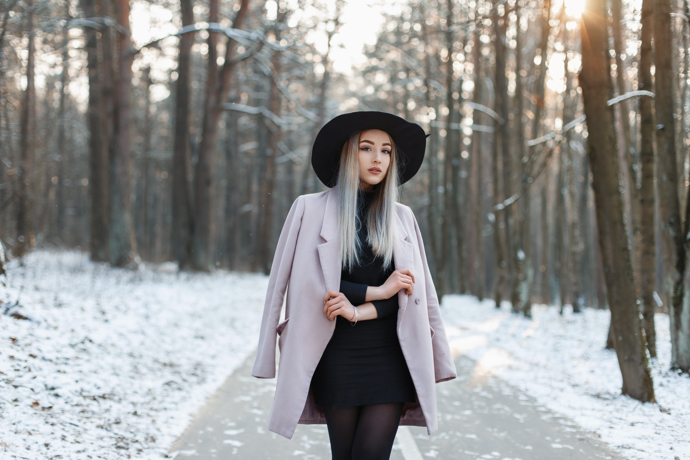 Krátké šaty vypadají skvěle v kombinaci s oversized sakem, které končí ve stejné linii. 
