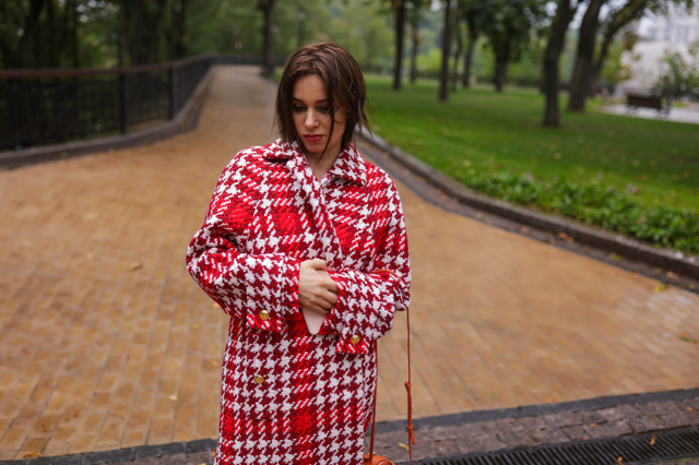 Kostku můžete vyzkoušet jen na doplňcích, anebo ji povýšit na hlavní vzor vašeho outfitu
