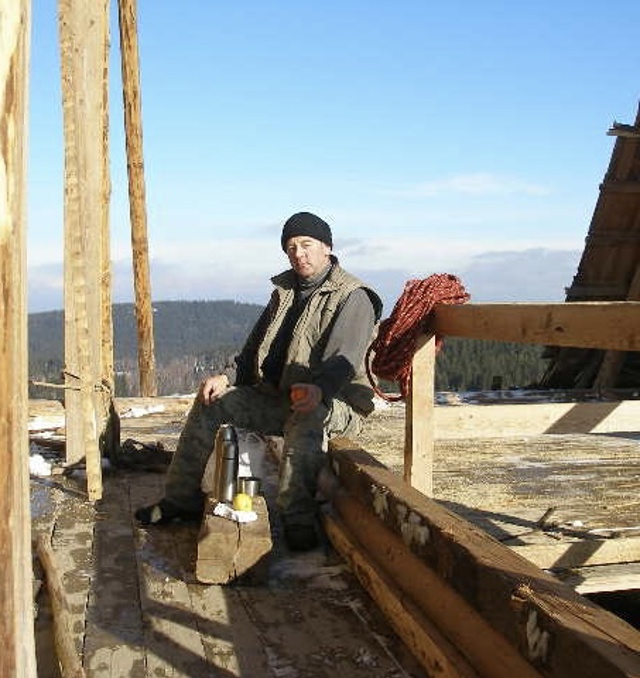 Kašperk získal novou tvář i díky tesaři Jaroslavu Kostelníkovi, který vypráví příběh ukrytý ve dřevě hradu