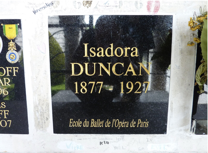 Hrob Isadory Duncanové na hřbitově Pére Lachaise
