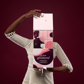Adventní kalendář Manucurist "All That Glitters", exkluzivní limitovaná sada s 24 produkty v plné velikosti pro péči a krásu vašich nehtů. 3550 Kč
