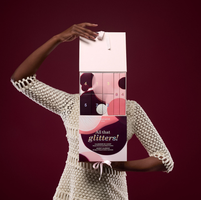 Adventní kalendář Manucurist "All That Glitters", exkluzivní limitovaná sada s 24 produkty v plné velikosti pro péči a krásu vašich nehtů. 3550 Kč
