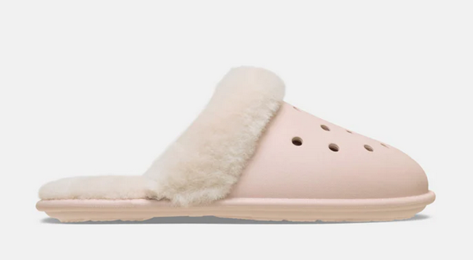Classic Fuzz Scuff jsou pantofle s typickým designem Crocs, 1139 Kč
