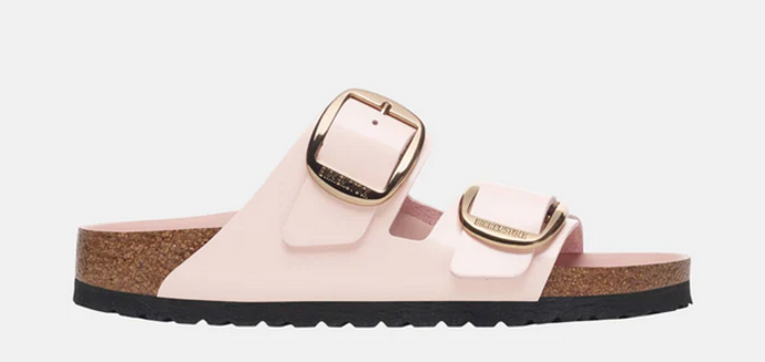 Pantofle Birkenstock Arizona jsou opravdovou designovou klasikou. Stélka je tvarovaná přesně podle chodidla a vyznačuje se výraznou podporou klenby, hlubokým patním lůžkem a spoustou místa na prsty. Svršek z kvalitní lakované kůže je doplněn dvěma výraznými sponami.. 3224 Kč
