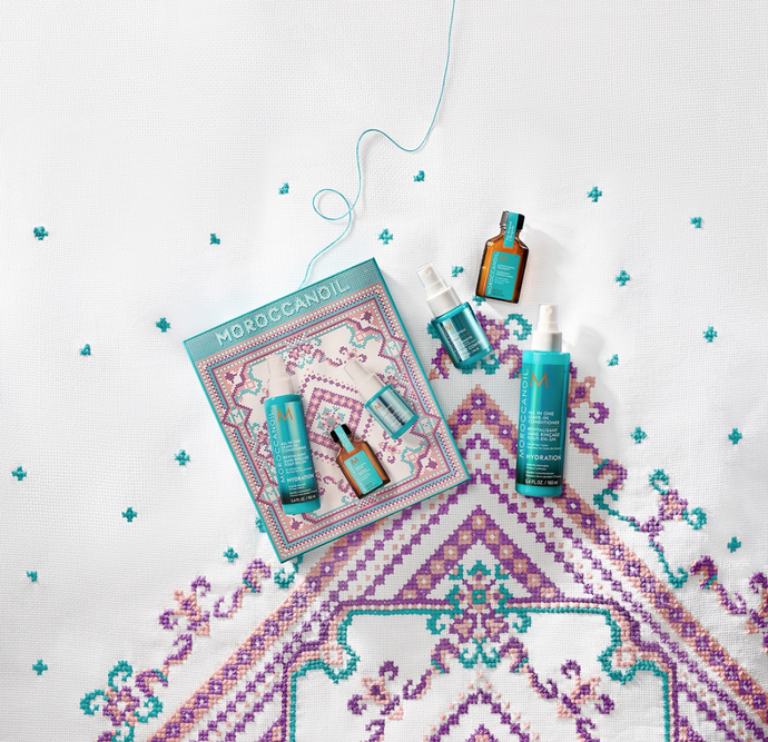 Moroccanoil péče je víceúčelový přípravek pro péči o vlasy s obsahem arganového oleje, který zanechává vlasy hebké a poddajné a dodává jim lesk. Zkrotí neposlušné a krepatící se vlasy. Jeho nemastné složení rozplétá a uhlazuje vlasy, usnadňuje jejich úpravu a zlepšuje jejich strukturu. 1150 Kč
Moroccanoil péče je víceúčelový přípravek pro péči o vlasy s obsahem arganového oleje, který zanechává vlasy hebké a poddajné a dodává jim lesk. Zkrotí neposlušné a krepatící se vlasy. Jeho nemastné složení rozplétá a uhlazuje vlasy, usnadňuje jejich úpravu a zlepšuje jejich strukturu. 1150 Kč