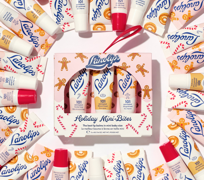 Holiday Mini Bites balzámy na rty v miniaturní velikosti hydratují suché rty, skvrny na pokožce, kůžičky, lokty a další místa. 320 Kč
Holiday Mini Bites balzámy na rty v miniaturní velikosti hydratují suché rty, skvrny na pokožce, kůžičky, lokty a další místa. 320 Kč