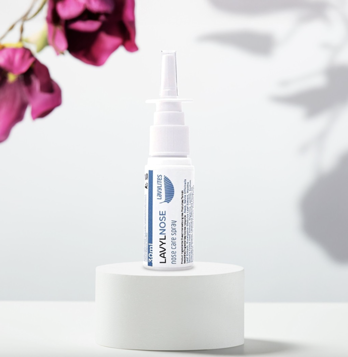 Lavyl nose, LAVY cosmetics, 674 Kč

Pokud máte chronické nebo akutní potíže s nosními nebo ušními dutinami, troufáme si říci, že Lavyl Nose je Vaše spása. Jedná se o náš neprodávanější produkt, a již desetitisíce lidí si ověřilo jeho mimořádnou funkčnost.
