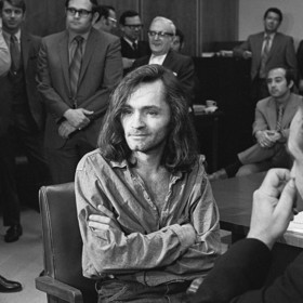 Charles Manson před soudem
