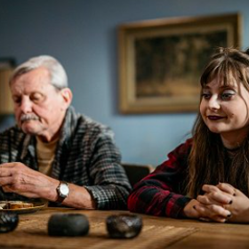 V seriálu Bratři a sestry hraje Knězů po boku herecké legendy Svatopluka Skopala
