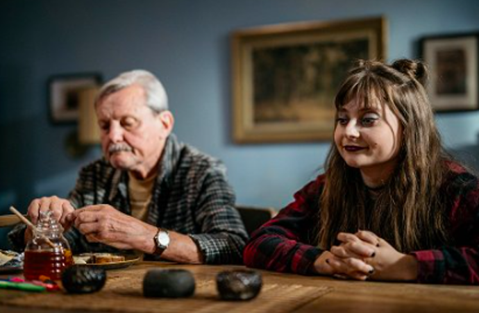 V seriálu Bratři a sestry hraje Knězů po boku herecké legendy Svatopluka Skopala
V seriálu Bratři a sestry hraje Knězů po boku herecké legendy Svatopluka Skopala